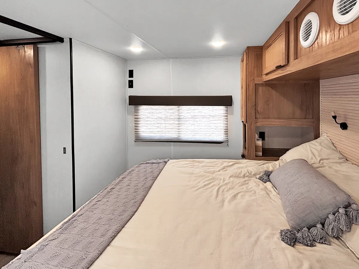 Guest bedroom at Ocean View Stables, Daly City
